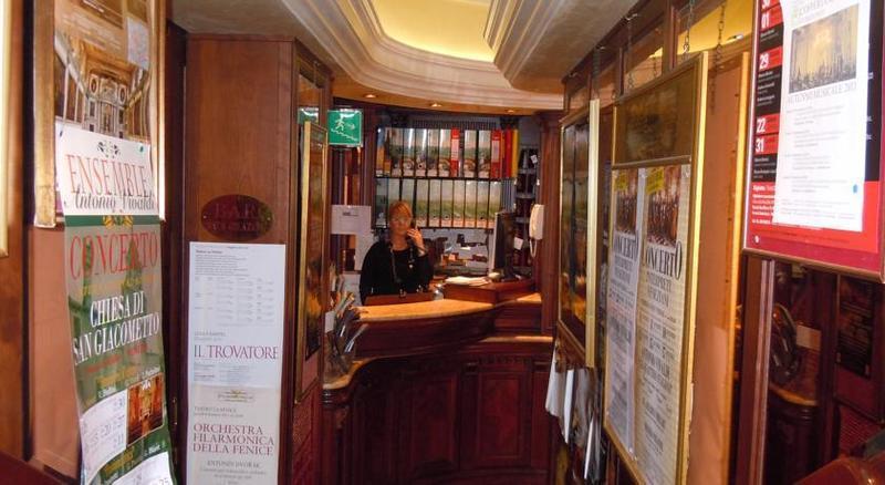 Hotel Lux - image 2