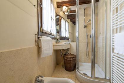 Gondola Luxury - Campo Santi Filippo e Giacomo - image 21
