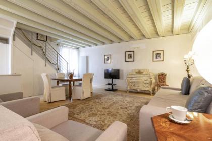 Gondola Luxury - Campo Santi Filippo e Giacomo - image 23