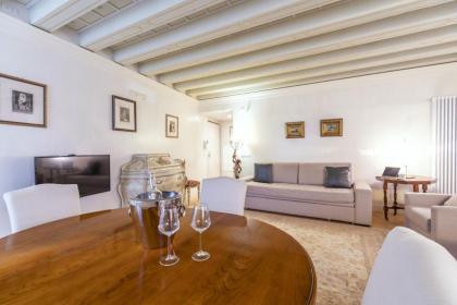 Gondola Luxury - Campo Santi Filippo e Giacomo - image 25