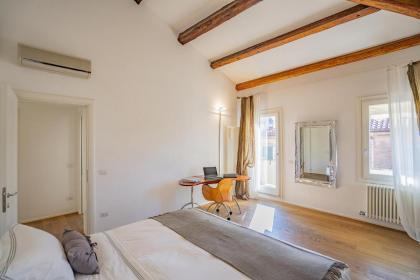 Colleoni Apartment with 2 Superb Terraces - image 22
