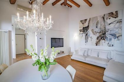 Colleoni Apartment with 2 Superb Terraces - image 25