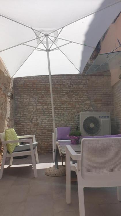 Venice Apartment with Private Courtyard - image 21