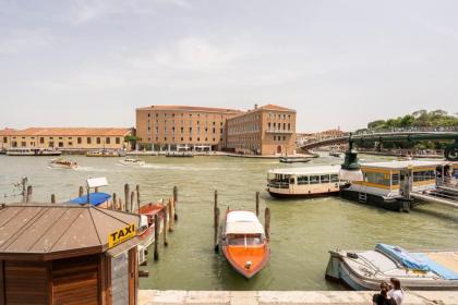 Venice Luxury Suites - image 21