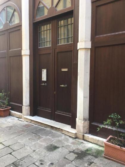 On the roofs to Piazza San Marco - Venezia - image 21